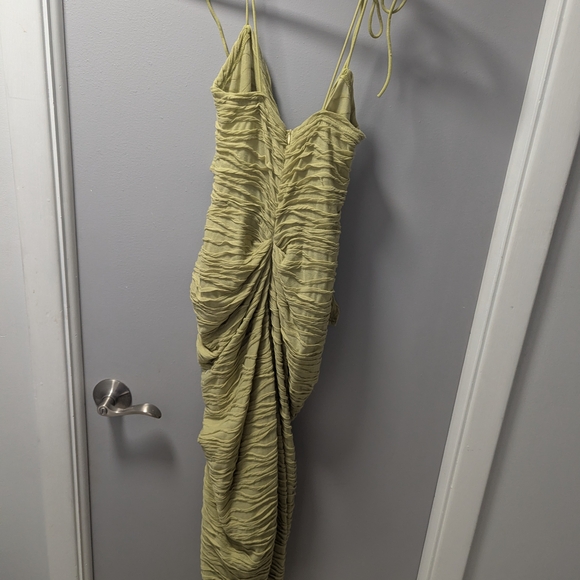 PrettyLittleThing Lime Asymmetrical Dress - Picture 4 of 6